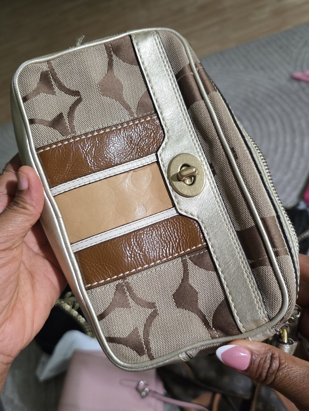Coach Hamptons Signature Turnlock Swingpack Crossbody… - Gem